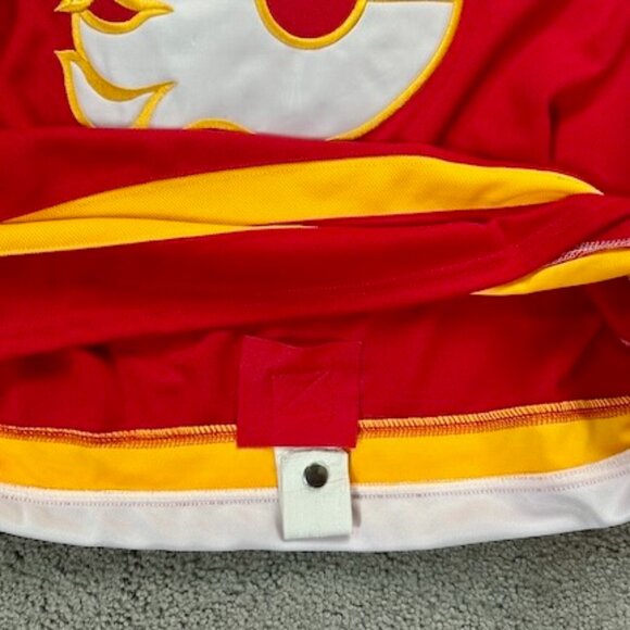 NHL Calgary Flames Adidas Jersey - Size 52 - New with Tags - Perfect Condition - Picture 13 of 14